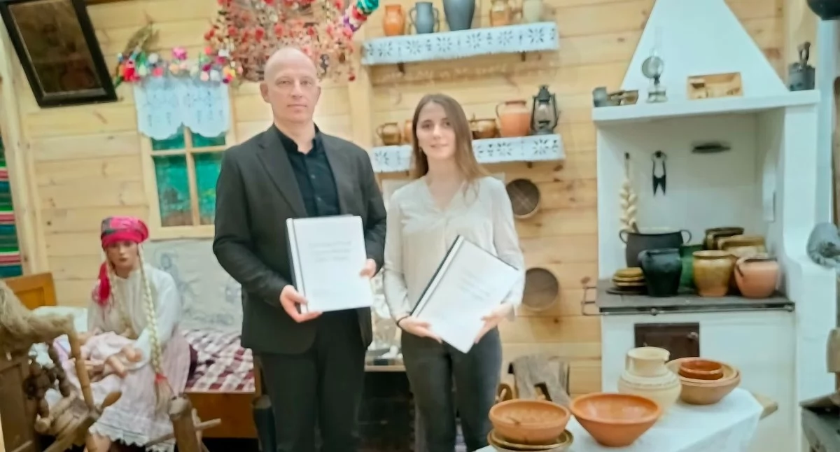 Fot. Muzeum w Łukowie /Karolina Zabielska, mieszkanka gminy Łuków i studentka filologii angielskiej, przekazała Muzeum Ziemi Łukowskiej tłumaczenia lokalnych legend na amerykański angielski. To opowieści stworzone na konkurs muzealny w 2017 roku. Projekt ma pomóc zagranicznym turystom lepiej poznać region, a teksty są już dostępne na stronie muzeum.