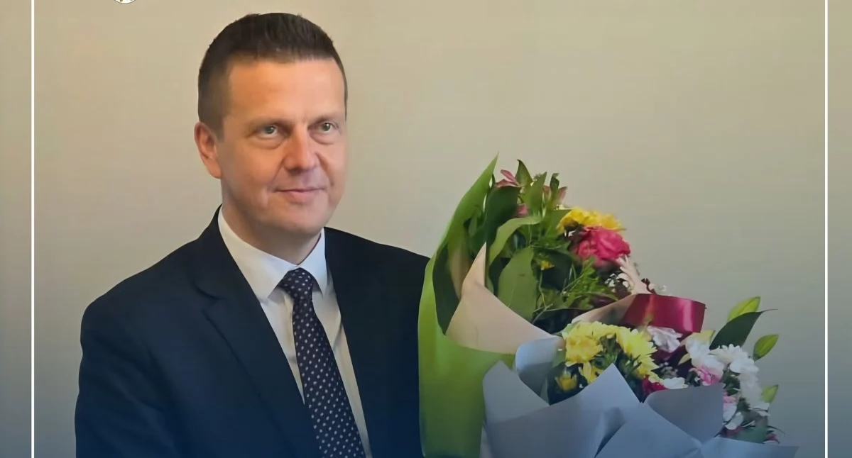 Podczas XX Sesji Rady Gminy Wojcieszków, 16 czerwca 2026 roku, radni jednogłośnie ocenili działania wójta Marcina Kurka. Wszyscy 15 obecnych zagłosowało za wotum zaufania i absolutorium za wykonanie budżetu. Po głosowaniu wójt otrzymał kwiaty i gratulacje, a radni podziękowali mu za codzienną pracę i zaangażowanie w sprawy mieszkańców.