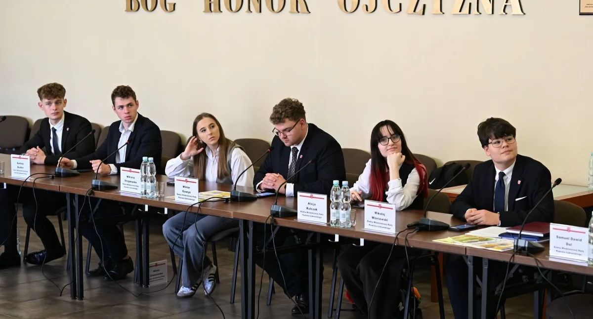 Galeria z VI sesji Młodzieżowej Rady Powiatu Łukowskiego. Radni ogłosili start Młodzieżowego Budżetu Obywatelskiego i powołali komisję do jego przygotowania. Podczas spotkania nagrodzono laureatów konkursu „Historia Ziemi Łukowskiej”, a na koniec omówiono wyniki ankiet o przejazdach łukowskim PKS i pomysły na usprawnienie transportu w powiecie.