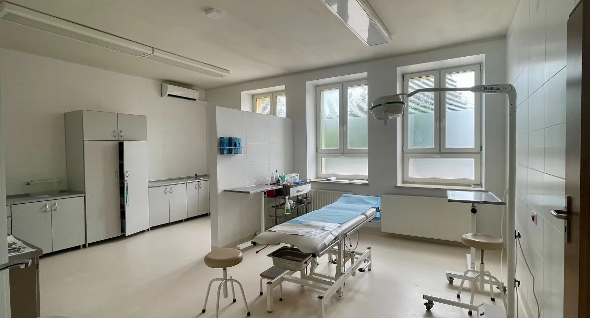 Galeria pokazuje, z czym dziś mierzy się szpital w Łukowie. Brak kadr zmusza placówkę do coraz wyższych stawek, by utrzymać dyżury i specjalistów. Wydatki na pensje i pochodne sięgnęły 111,6 mln zł, co stanowi 81,2% kosztów działania i ponad 90% wartości kontraktu z NFZ. W tle są cięcia w administracji i zmiany w organizacji oddziałów, by uniknąć pustych dyżurów i odwołanych zabiegów.