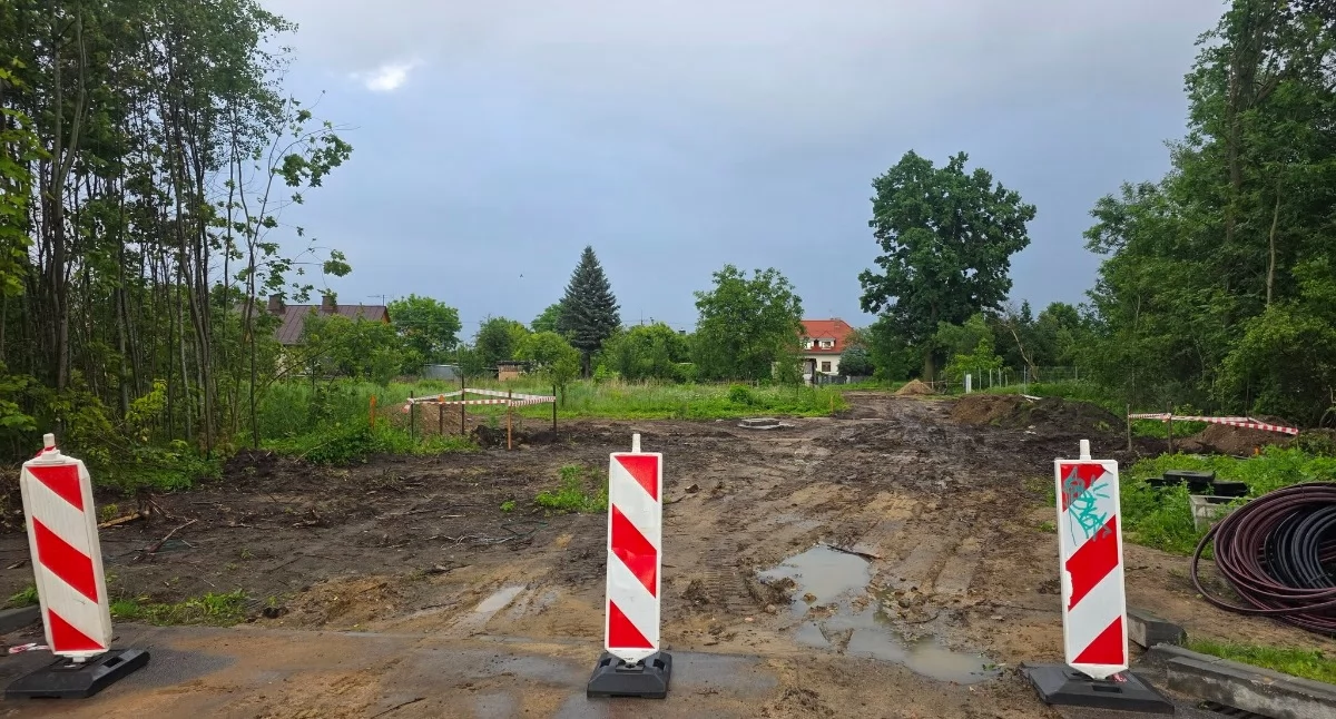 Fot. Artur Czubaszek /Na osiedlu w Łukowie ruszyły prace między ul. Stankiewicza a Jana Pawła II. Powstaje tu ok. 110 metrowy łącznik z nową jezdnią o szerokości 5,5 m, chodnikami po obu stronach i zjazdami do posesji. Będzie też bezpieczne skrzyżowanie, nowe oświetlenie, kable schowane pod ziemią oraz świeża zieleń. Dla mieszkańców to spore ułatwienie na co dzień.4