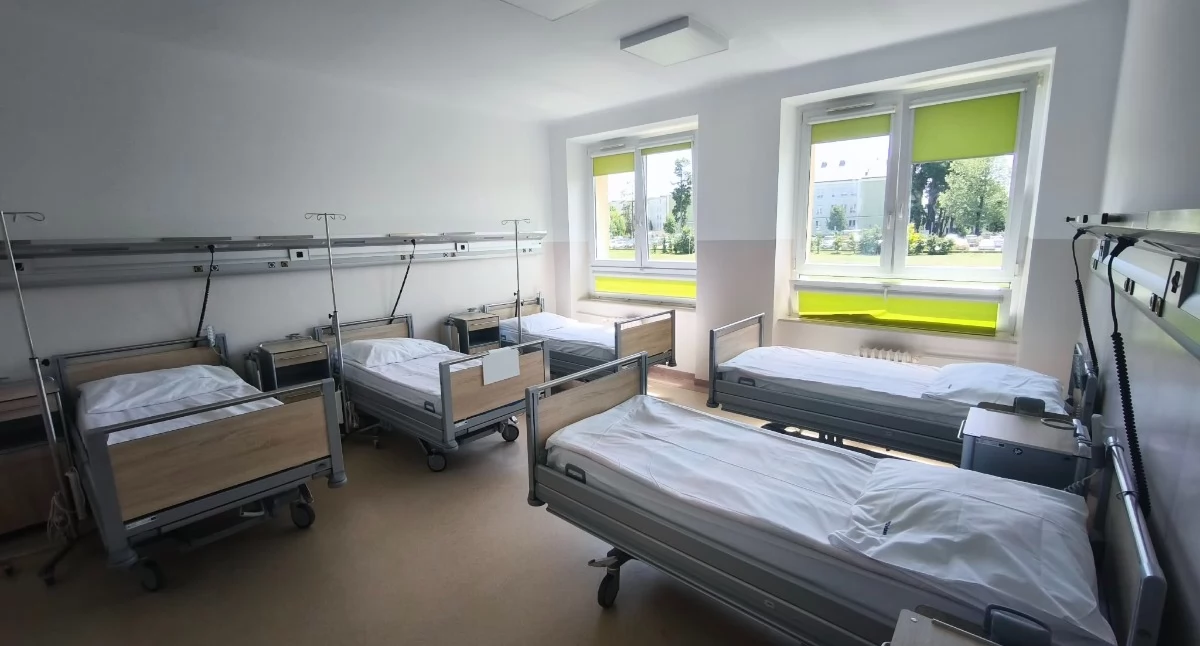 W SPZOZ w Łukowie zakończono projekt „Poprawa jakości świadczeń kardiologicznych”. Oddział Wewnętrzno Kardiologiczny został doposażony w nowoczesny sprzęt medyczny oraz nowe łóżka. Inwestycja z KPO poprawi diagnostykę, bezpieczeństwo zabiegów i komfort pacjentów. Wartość prac to 1 978 405 zł, w tym 1 834 521 zł dofinansowania oraz 143 884 zł wkładu własnego Powiatu Łukowskiego.