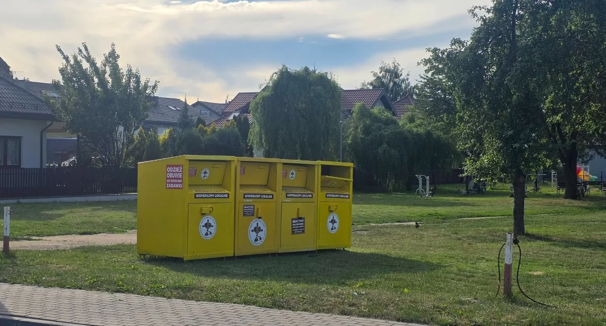 W Łukowie stanęły kontenery na odzież, buty i tekstylia w dobrym stanie. Sprawdź lokalizacje i nie zostawiaj worków obok, gdy są pełne.