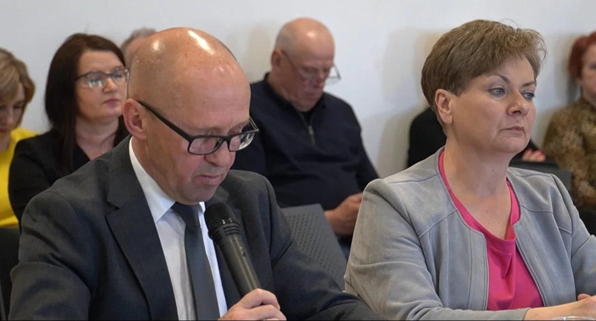 Najnowszy raport o stanie gminy Łuków pokazuje stabilną liczbę mieszkańców 18 585 osób na koniec 2025 roku i rosnącą aktywność gospodarczą, bo działa tu już blisko 900 firm. W szkołach uczy się ponad 1600 uczniów, najwięcej w Gręzówce, Krynce i Zalesiu. Po roku szkolnym 2029/2030 może się to jednak zmienić, bo niż demograficzny jest już widoczny w przedszkolach.