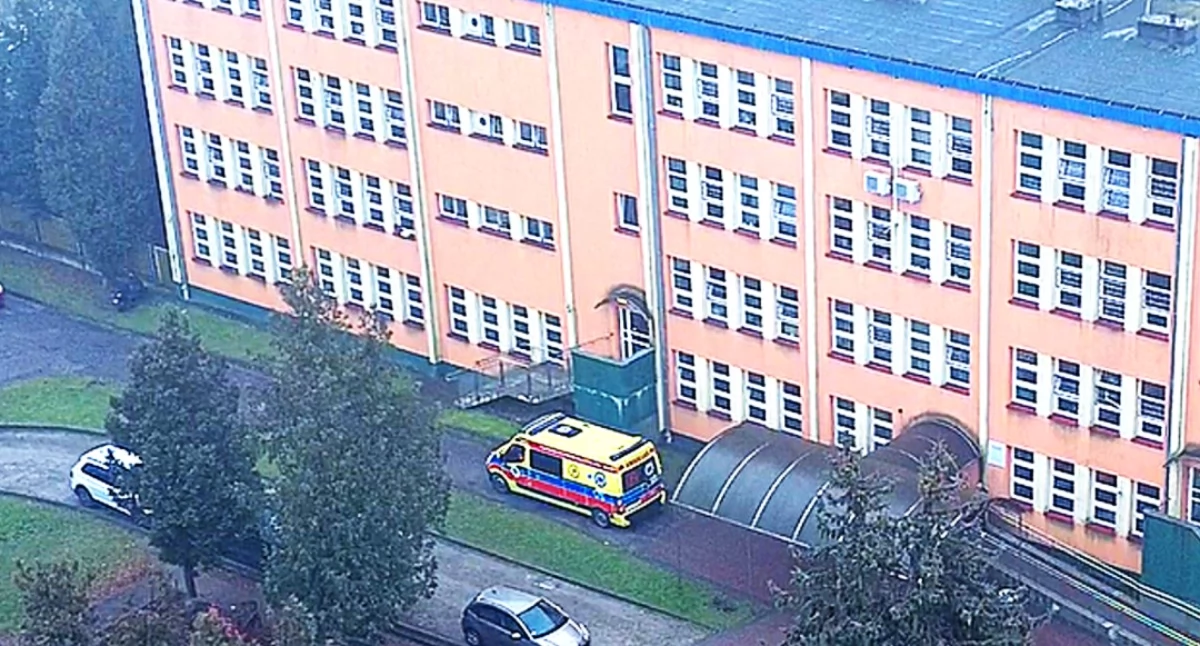 Jak wygląda dziś opieka psychiatryczna i leczenie uzależnień w SPZOZ w Łukowie? Z raportu wynika, że oddziały są niemal pełne psychiatria ma ponad 94-96 proc. obłożenia, a oddział uzależnień aż 99,42 proc. W rok trafiło tu 820 pacjentów, a poradnie przyjęły blisko 7,5 tys. wizyt. Szpital liczy na modernizację wartą 49,4 mln zł do 2029 r.