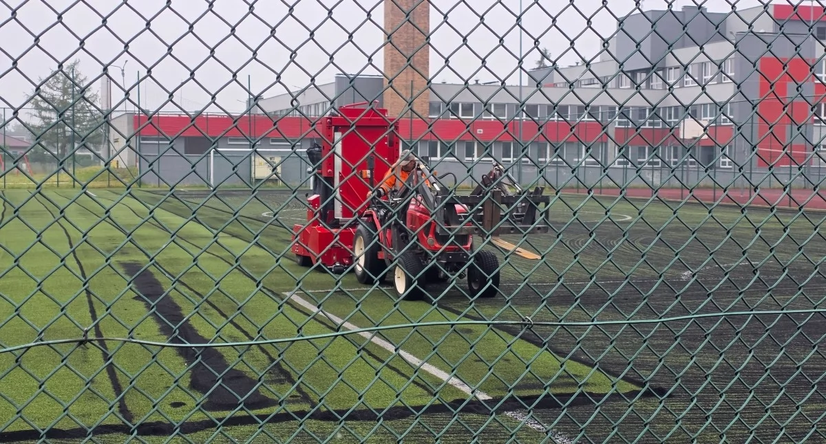 Na Orliku przy SP nr 5 w Łukowie ruszył długo wyczekiwany remont. Na miejscu pojawił się ciężki sprzęt, a wykonawca zaczyna prace, które obejmą wymianę murawy na boisku piłkarskim, nową nawierzchnię poliuretanową na boisku wielofunkcyjnym, naprawę piłkochwytów, nowe ogrodzenie oraz wymianę oświetlenia na LED. Inwestycja kosztuje 980 297,70 zł i jest współfinansowana z programu modernizacji Orlików.