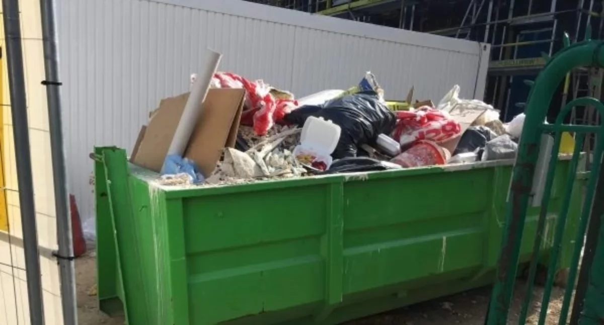 Każdego miesiąca z naszych kieszeni ubywało w ubiegłym roku 27 złotych na opłatę śmieciową. Niestety, tysiące mieszkańców wciąż zwlekają z płatnościami, a inni całkowicie unikają zgłoszenia się do systemu.