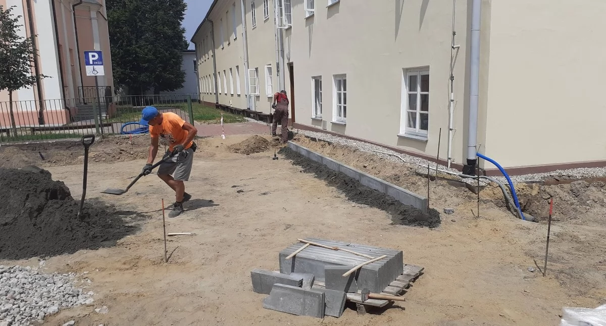 Fot. Parafia Podwyższenia Krzyża Świętego w Łukowie/Prace przy kościele Podwyższenia Krzyża Świętego idą pełną parą. Ciężki sprzęt i ekipy budowlane pracują na pełnych obrotach, a nowy parking nabiera już realnych kształtów.