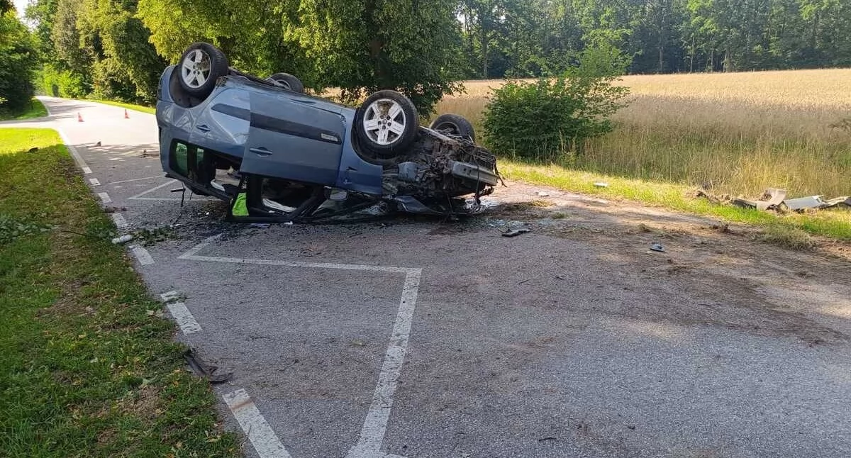 Wypadki, PIJACKI BEZWSTYDNEGO KIEROWCY! Nawalony pędził autem lewymi tablicami skasował DACHOWAŁ! - zdjęcie, fotografia
