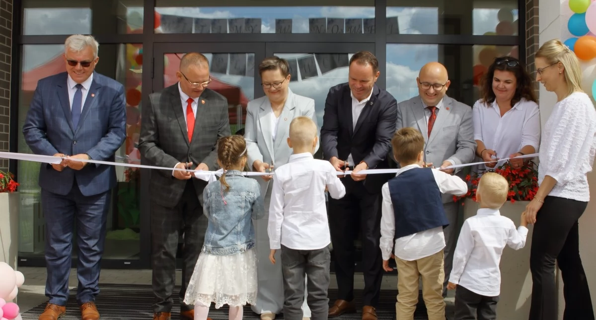 Fot./Miasto Łuków. /Otwarcia nowego budynku żłobka i przedszkola w Łukowie. W wydarzeniu wzięli udział przedstawiciele rządu, samorządu i lokalnej społeczności, a po przemówieniach obiekt poświęcił ks. Tomasz Duda. Najmłodsi, razem z gośćmi, symbolicznie przecięli wstęgę, po czym rozpoczęło się zwiedzanie nowych sal i placu zabaw.