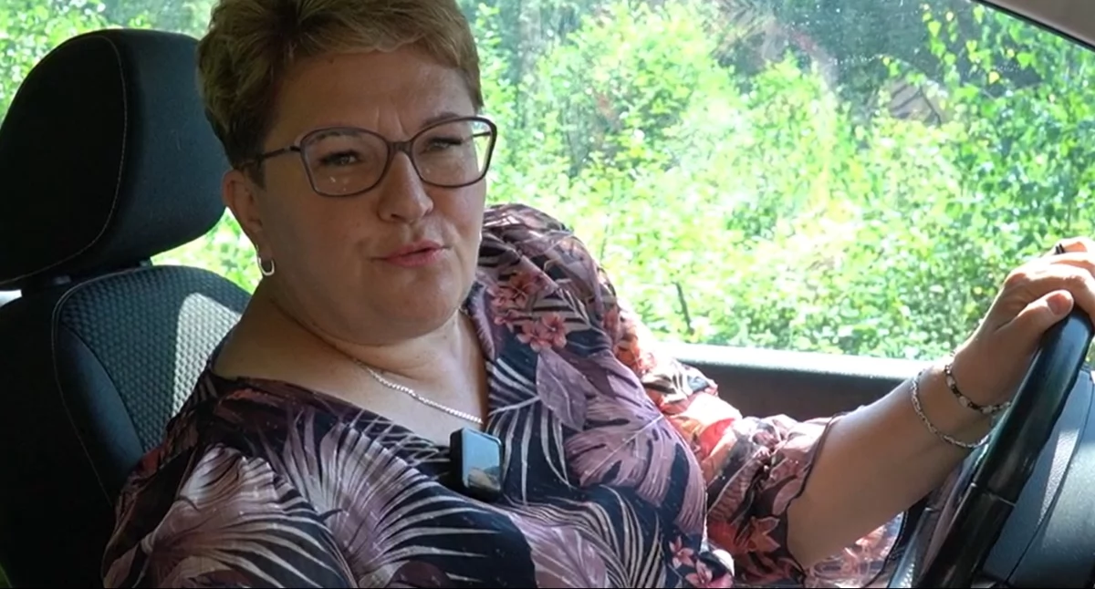 Wójt Kinga Szerszeń podczas objazdu po nowo wyremontowanych drogach w gminie Wola Mysłowska.