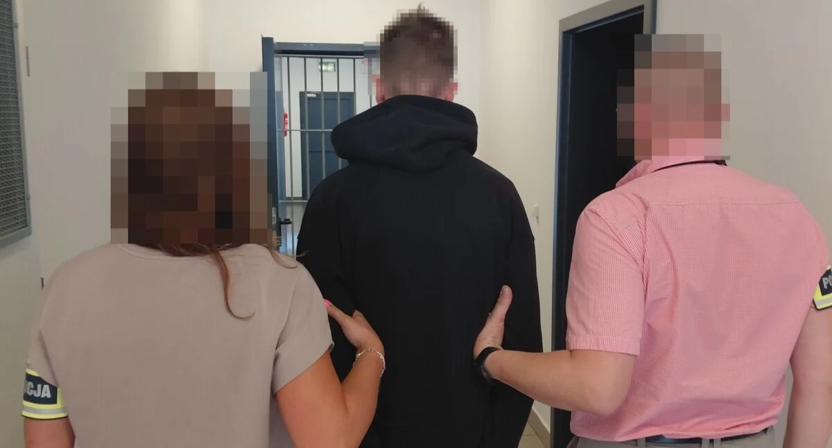 Policja, ZACHCIAŁO WÓDKI CHIPSÓW! Nastolatkowie wywalili szybę kostką okradli sklep Wpadli chipsy wystawały bluzy! - zdjęcie, fotografia