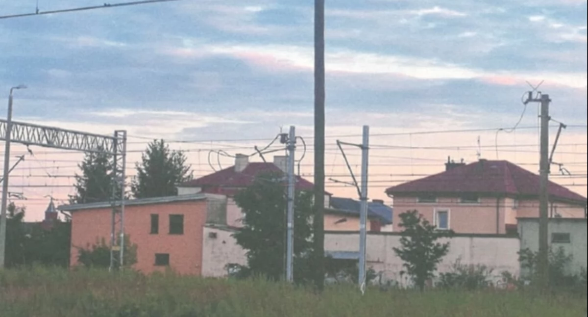 Wiadomości Partnera, Drewniany słup pośrodku torów Łukowie Przewodniczący Miasta apeluje schowanie kabli ziemię - zdjęcie, fotografia
