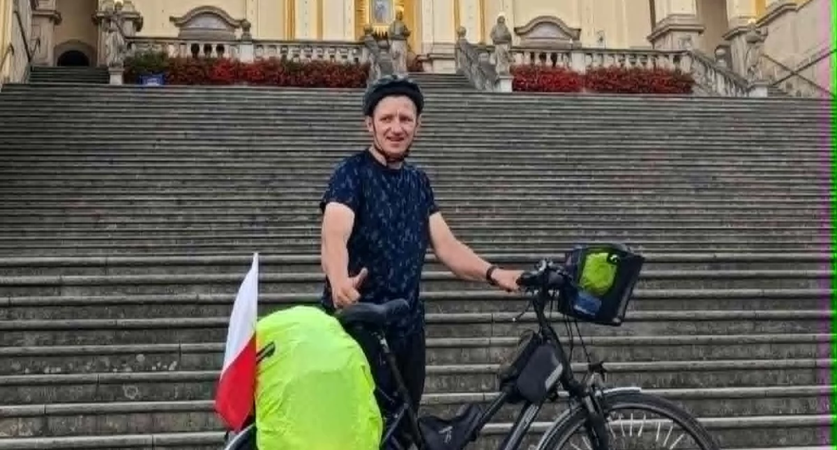 Piotr Świder z Wojcieszkowa pozdrawia z górskiego szlaku. Cyklista pokonał już ponad 560 km i rozpoczął Ostatni etap trasy powrotnej. (Fot. Archiwum prywatne)