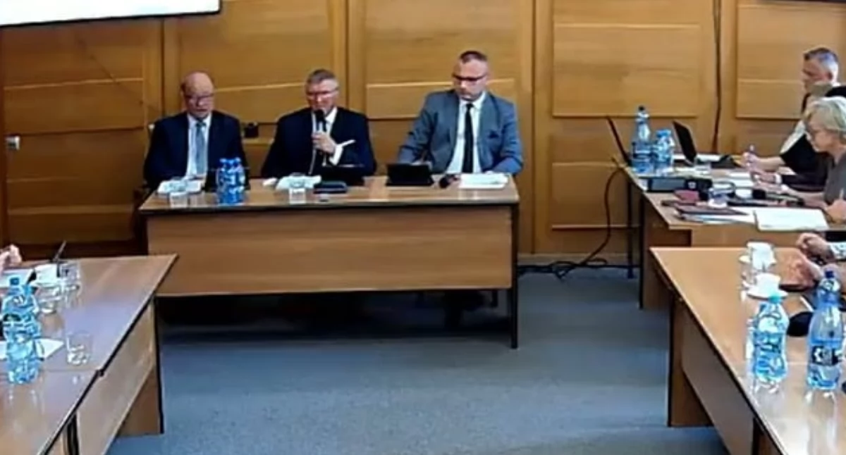 Sesja Rady Miejskiej w Stoczku Łukowskim z 28 sierpnia, podczas której radni przegłosowali uchwałę o wynagrodzeniu burmistrza Marcina Sentkiewicza. Przyjęto maksymalne uposażenie w wysokości 20 848 zł miesięcznie, co oznacza ponad 4 tys. zł więcej niż wariant minimalny. Za uchwałą głosowało 13 radnych, jeden wstrzymał się.