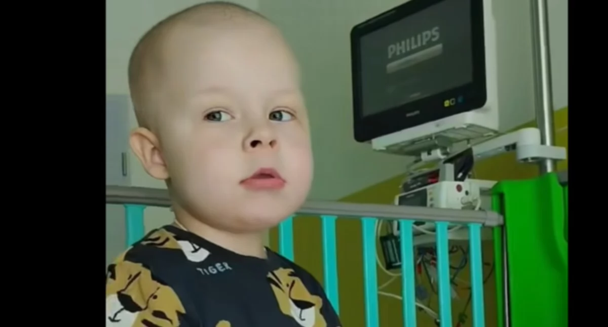 Mały Antoś w szpitalnej izolatce po skomplikowanym przeszczepie. Każdy dzień to dla niego i czuwającej przy nim mamy kolejna bitwa o powrót do zdrowia. / Fot. Archiwum prywatne / Cancer Fighters