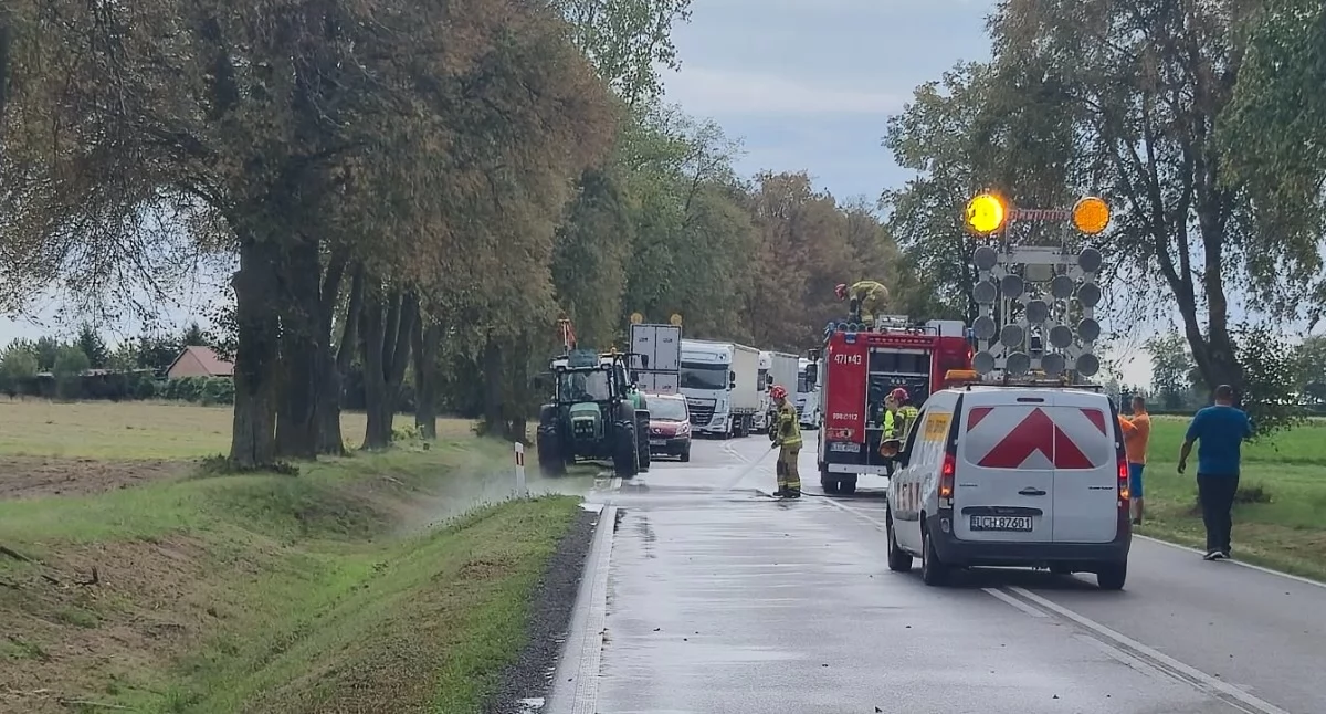 Fot. Łukasz Prusak /W ciągniku koszącym trawę pękł wąż hydrauliczny, co doprowadziło do wycieku znacznej ilości oleju na jezdnię. Śliska plama na drodze stwarzała realne zagrożenie dla przejeżdżających tamtędy pojazdów.