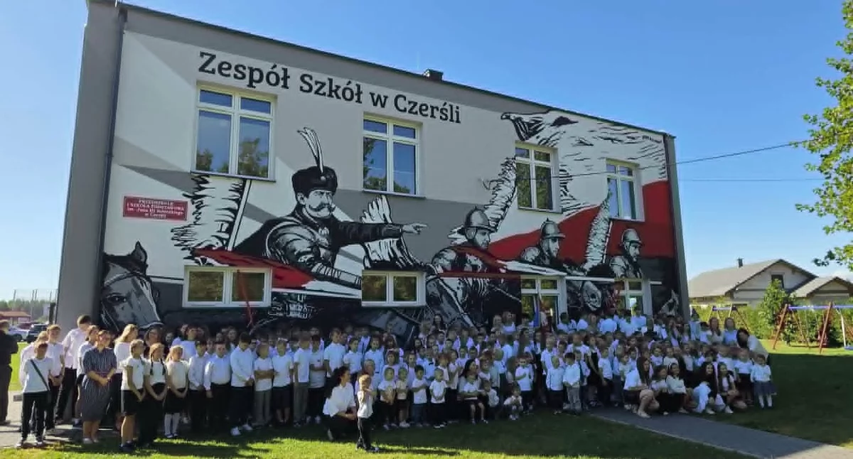 Szkolnictwo, Mural patrona otwarcie Czerśl przywitała nowych uczniów - zdjęcie, fotografia