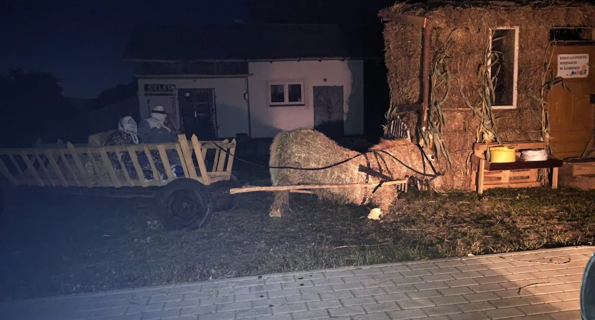 Sprawy społeczne, Bezmyślny wandalizmu Kamieniu Zniszczyli słomiany   witacz  dożynkowy  - zdjęcie, fotografia