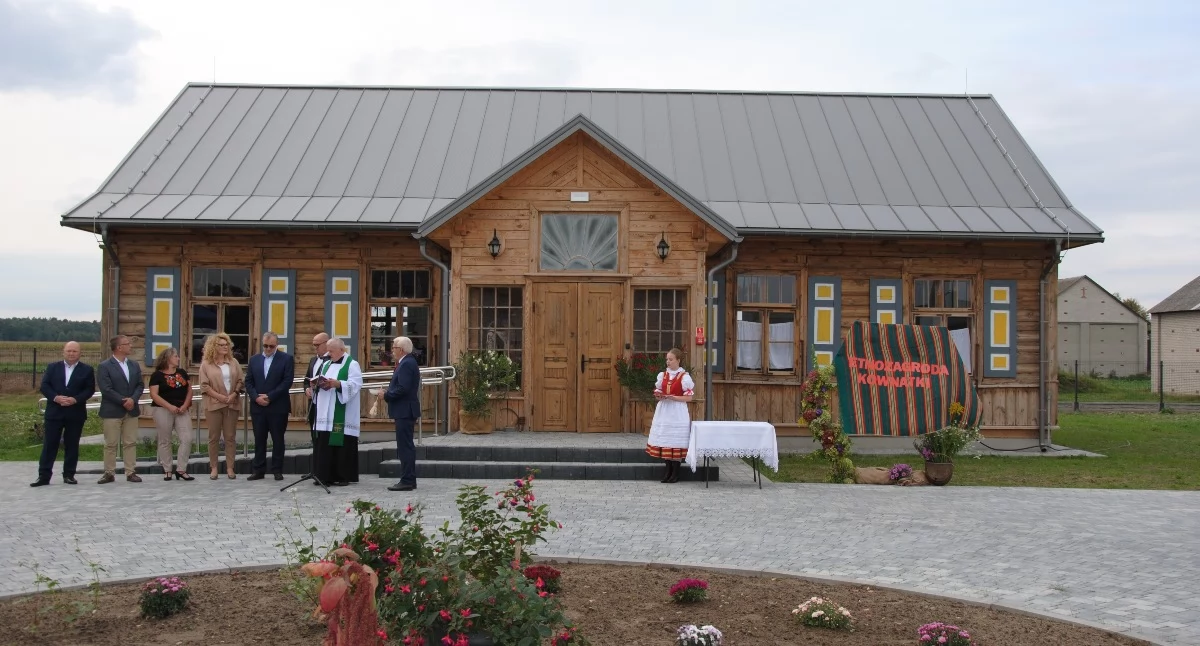 Fot. Gmina Łuków/Galeria pokazuje budowę od podstaw drewnianej wiaty w gminie Łuków od prac ziemnych i fundamentów, przez montaż konstrukcji, ścian i dachu, po okna, drzwi i podłączenie prądu. Obiekt będzie ogólnodostępnym, niekomercyjnym miejscem spotkań oraz wydarzeń związanych z lokalnymi tradycjami. Inwestycja kosztuje 99 997,19 zł, w tym 74 997,00 zł dofinansowania z UE przez LGD RAZEM (LEADER).