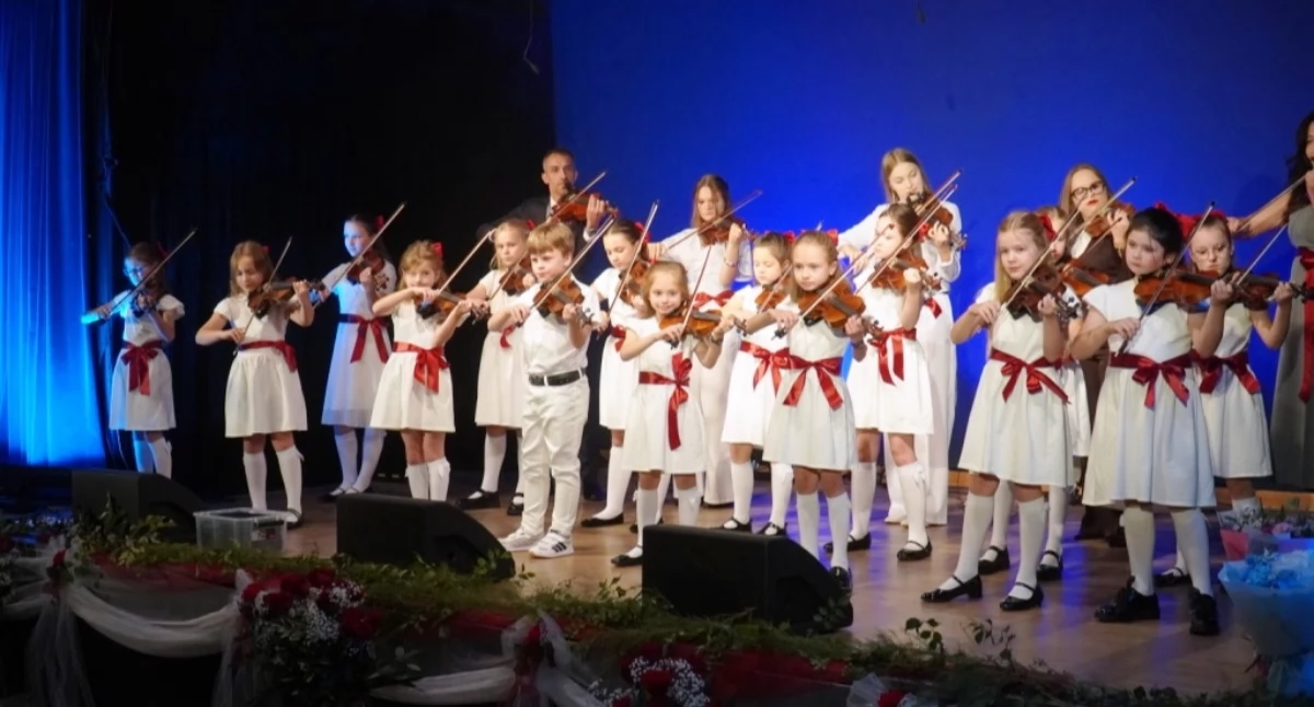 W Galerii Łukowskiego Ośrodka Kultury uhonorowano młodych skrzypków z projektu „Skrzypcowa Rodzina” oraz Nataszę Szuksztul. Wręczono listy gratulacyjne od posłanki Joanny Muchy i dyplomy uznania Wojewody Lubelskiego. Spotkanie było okazją do podkreślenia pracy dzieci, wsparcia pedagogów i rodziców oraz siły społeczności zbudowanej wokół muzyki.