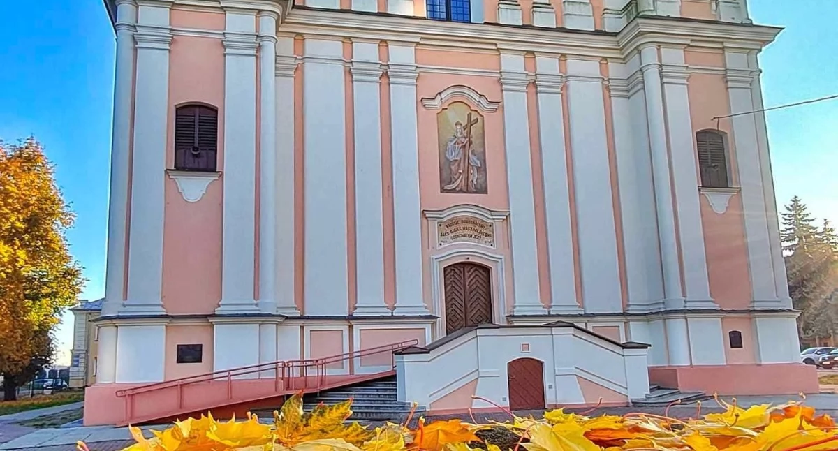 Parafia Podwyższenia Krzyża Świętego w Łukowie przygotowuje kolejne prace przy zabytkowym zespole pobernardyńskim. Odnowiona ma być dzwonnica, a wokół kościoła powstaną nowe utwardzenia, ogrodzenie i oświetlenie. Drugi projekt pod hasłem „Zaprosić zieleń, zatrzymać wodę” obejmuje zieleń i małą retencję. Rada Ekonomiczna jednogłośnie poparła plany. Trwa oczekiwanie na zgodę biskupa.