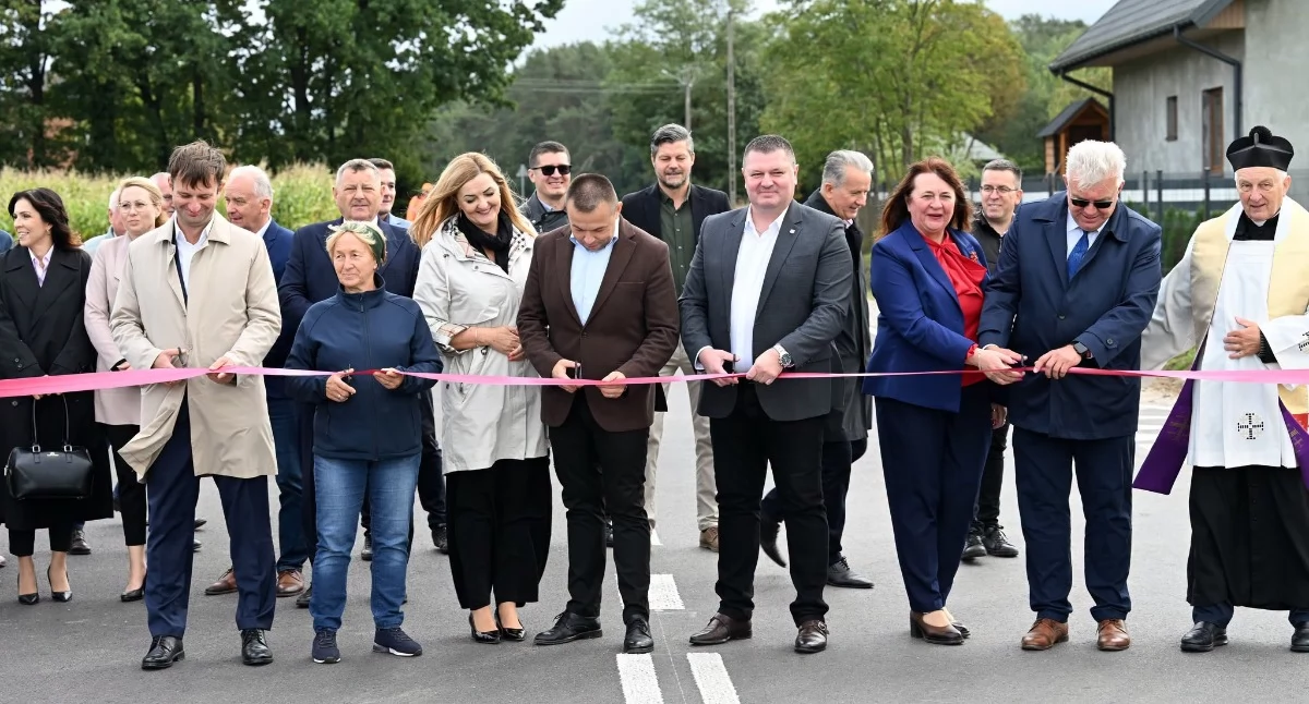 Fot. Powiat Łukowski /Efekt dwóch odebranych inwestycji drogowych w gminie Krzywda. Wyremontowano łącznie blisko 9,5 km tras Fiukówka Krzywda oraz Stary Patok Radoryż Kościelny. Widać nowy asfalt, poszerzoną jezdnię, wzmocnioną podbudowę, utwardzone pobocza i przebudowane zjazdy. Na końcu pojawiły się też nowe znaki i oznakowanie poziome.