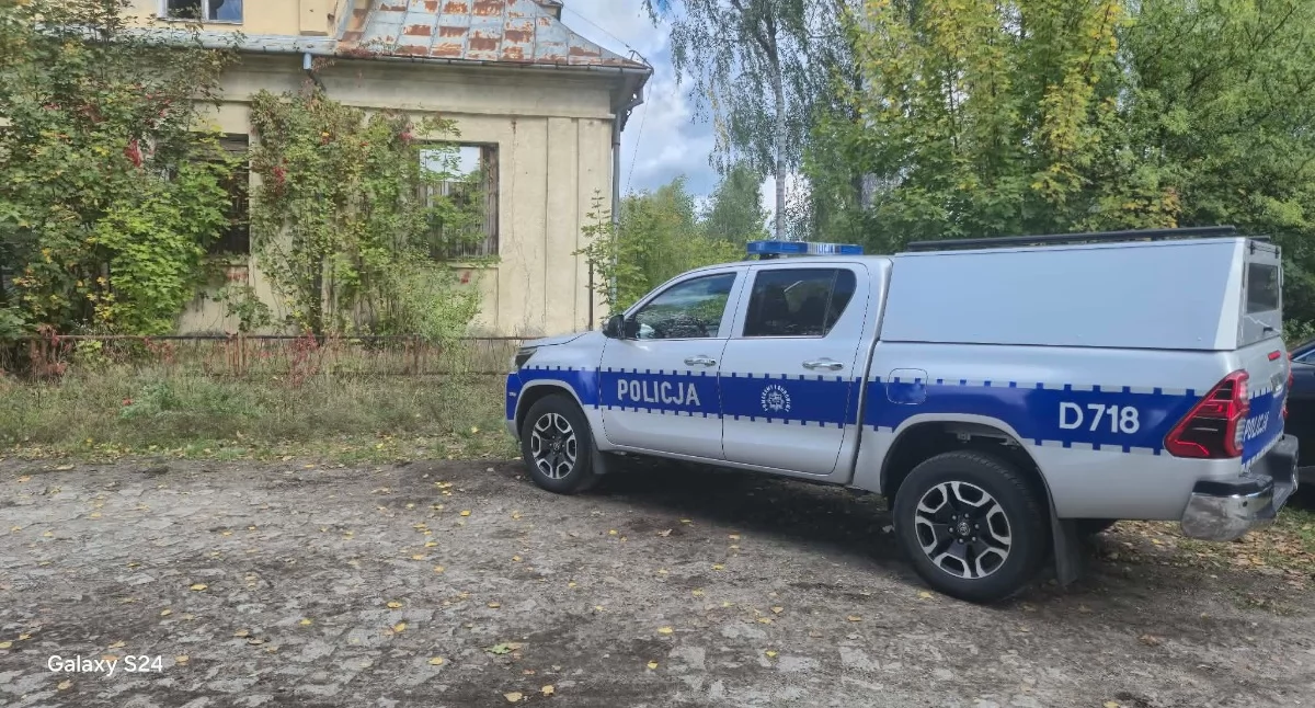 Interwencję służb na torach w Jedlance, gdzie ktoś ułożył betonowe bloczki z rozbiórki pobliskiej stacji. Pirotechnicy i technicy kolejowi wykluczyli akt dywersji, a podejrzane kable i rurki okazały się śmieciami. Śledczy badają sprawę jako wybryk chuligański, możliwie związany z nagrywaniem „akcji” przez młodzież.