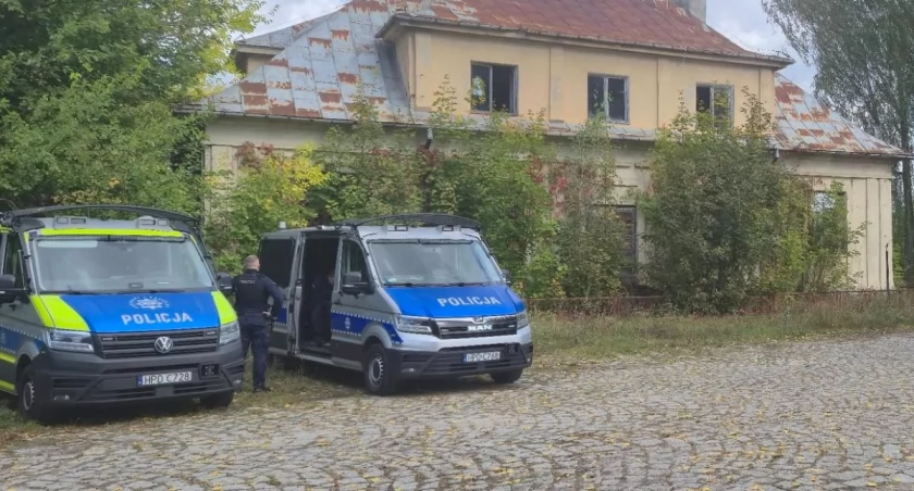 W Jedlance na torach nr 1 i 2 ktoś ułożył betonowe bloki z rozebranego peronu nieczynnej stacji. W tym czasie jechały tam dwa pociągi towarowe, na szczęście nie doszło do wykolejenia i nikt nie ucierpiał, choć lokomotywy zostały uszkodzone. Ruch wstrzymano, teren przeszukali pirotechnicy oraz śledczy ABW i CBŚP. Śledztwo trwa.