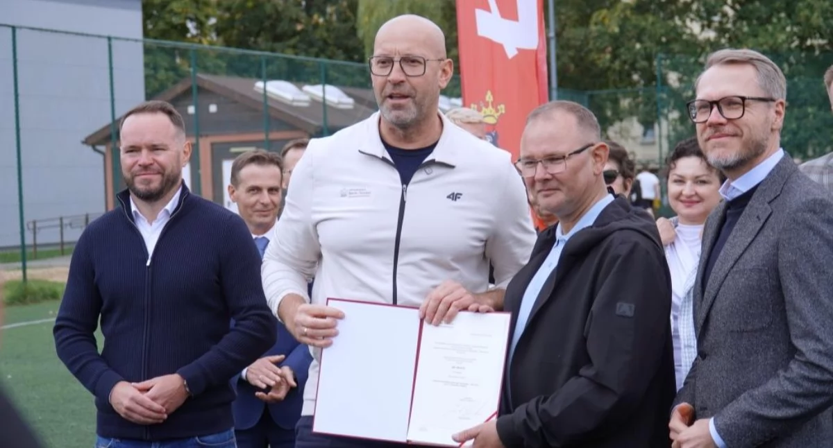 Decyzja o przyznaniu dotacji na przebudowę Orlika przy SP nr 4 w Łukowie zapadła symbolicznie na miejscu, w obecności ministra sportu Jakuba Rutnickiego, wojewody Krzysztofa Komorskiego i władz miasta. Zużyta nawierzchnia zostanie wymieniona, a kompleks zyska drugie życie. To kolejny krok po odnowieniu obiektu przy SP nr 5, a w planach jest także budowa krytej pływalni.