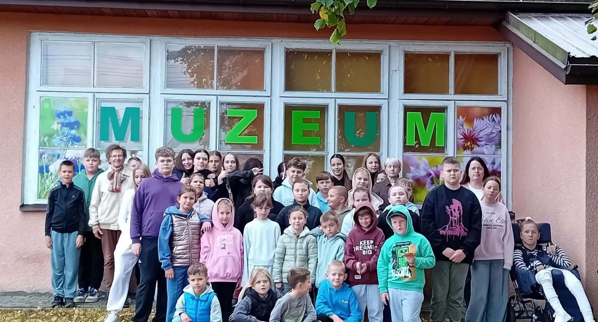 Szkolnictwo, Uczniowie Oszczepalina uczą historii oddają hołd ofiarom wojny - zdjęcie, fotografia