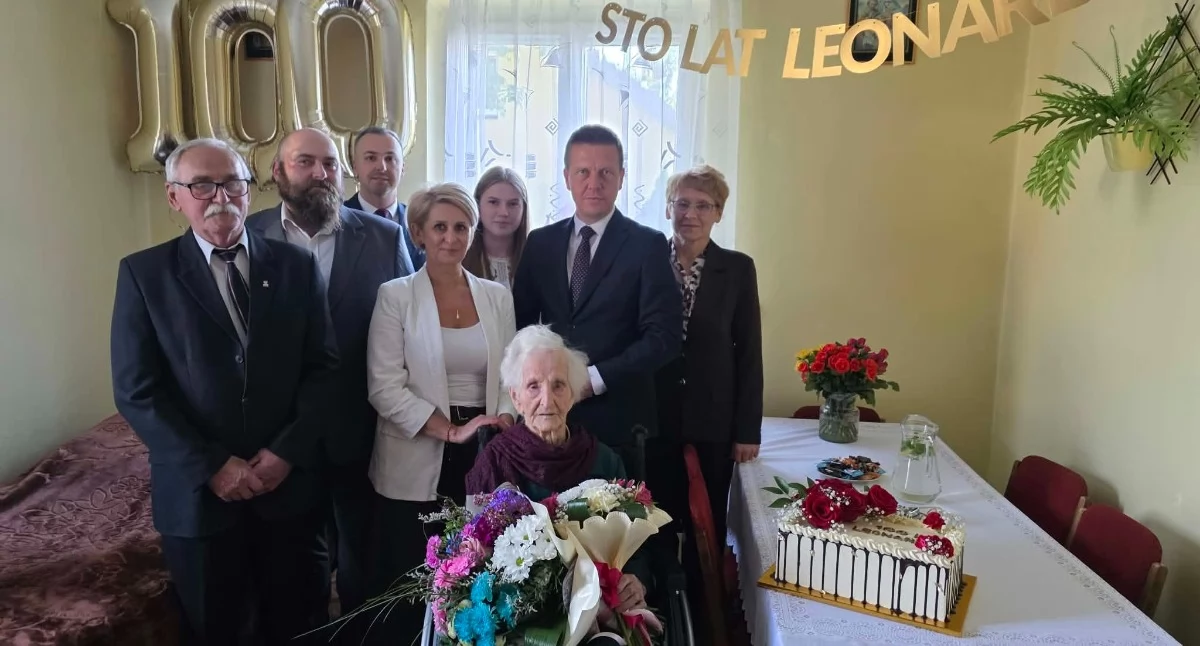 Gmina Wojcieszków: Uroczystości setnych urodzin Pani Leonardy. W gronie rodziny Jubilatkę odwiedziła delegacja gminy Wojcieszków oraz przedstawiciele KRUS, składając życzenia i wyrazy szacunku. Były kwiaty, upominek i listy gratulacyjne, w tym pismo od Prezesa Rady Ministrów. Spotkanie upłynęło w ciepłej, wzruszającej atmosferze.