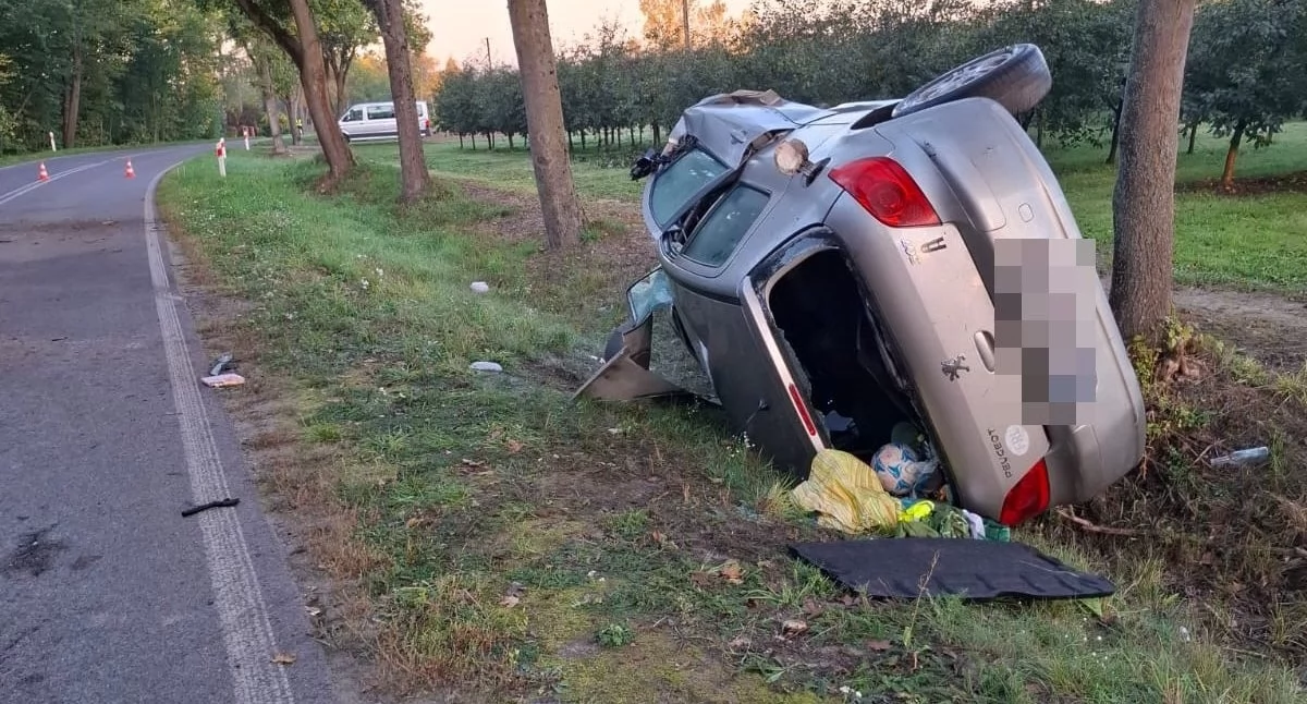 Sprawy społeczne, Nocny wypadek Celejowie Peugeot uderzył drzewo latek zabrany śmigłowcem - zdjęcie, fotografia