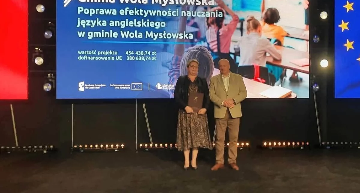 Wójt gminy Kinga Szerszeń podpisała w Lublinie umowę na projekt bezpłatnych zajęć z angielskiego dla 255 uczniów z czterech szkół. Program ruszył 1 września 2026 i potrwa do końca czerwca 2028. Dzięki środkom z Funduszy Europejskich szkoły zyskają m.in. projektory, monitory interaktywne, słuchawki oraz licencje VR, a lekcje poprowadzą miejscowi angliści w małych grupach.