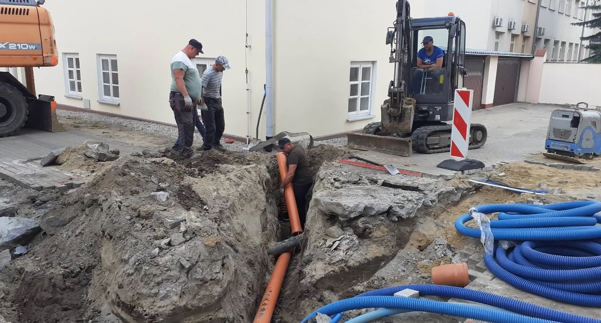 For. Archiwalne /Przebudowa i rozbudowa parkingu przy parafii. W ramach prac przygotowano miejsca postojowe, dołożono kolejne stanowiska oraz wykonano nowe oświetlenie. Równolegle trwają roboty na terenach zielonych, gdzie montowany jest system nawadniania oparty na wodzie opadowej, a instalację rozszerzono też o zieleń przy nowej plebanii.