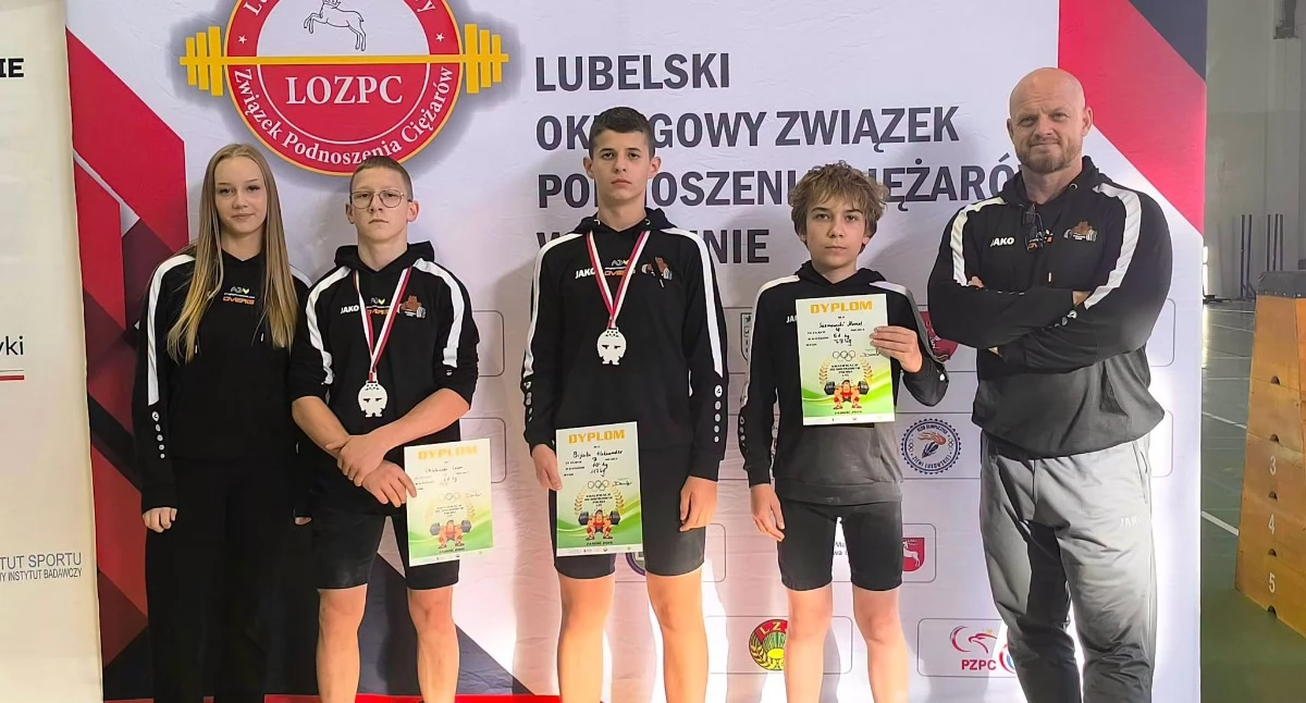 Fot. Olimpijczyk Łuków /Kwalifikacje do Mistrzostw Polski U15 w Zamościu przyniosły klubowi Olimpijczyk Łuków świetne wyniki. Leon Chlebiecki wygrał w kat. do 60 kg po pewnych bojach w rwaniu i podrzucie. Aleksander Bijata był trzeci w kat. do 70 kg, a Marcel Sosnowski zajął czwarte miejsce w kat. do 51 kg. Teraz czas na dalsze przygotowania do finałów w Nowym Dworze Gdańskim.