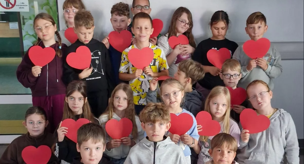 Fot. SP 4 w Łukowie /Dzień Patrona w SP nr 4 z Oddziałami Integracyjnymi w Łukowie upłynął pod znakiem poznawania historii dr. Bronisława Chącińskiego. Uczniowie klas 1-3 odkrywali miejsca związane z jego życiem, brali udział w quizach i krzyżówkach, a podczas zajęć plastycznych tworzyli portrety patrona. To była ciekawa lekcja o pomaganiu innym i odpowiedzialności za swoje miasto.
