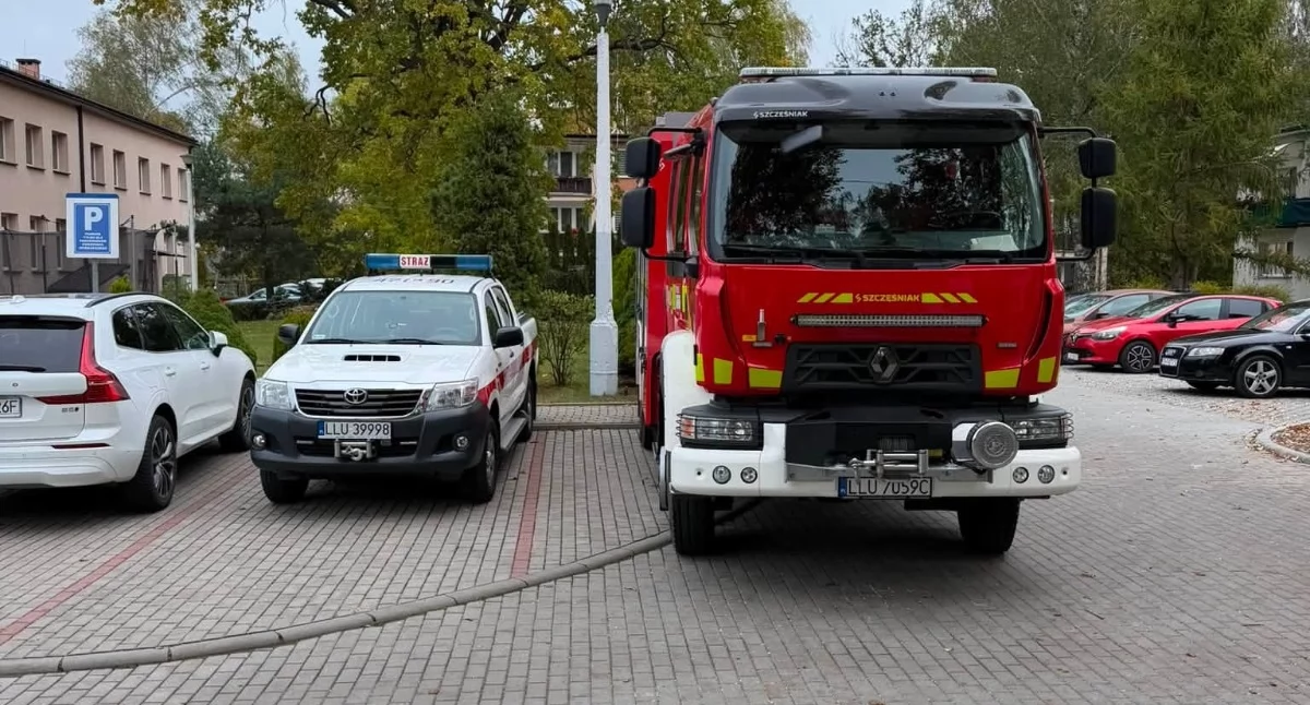 Próbna ewakuacja w Szkole Podstawowej i Zespole Szkół w Stoczku Łukowskim była sprawdzianem szkolnych procedur na wypadek zagrożenia. W działaniach uczestniczyli strażacy z OSP Stoczek Łukowski oraz PSP w Łukowie. Oceniano tempo wyjścia z klas, organizację zbiórki i komunikację ze służbami. Jak podkreślili druhowie, akcja przebiegła spokojnie i zgodnie z zasadami.