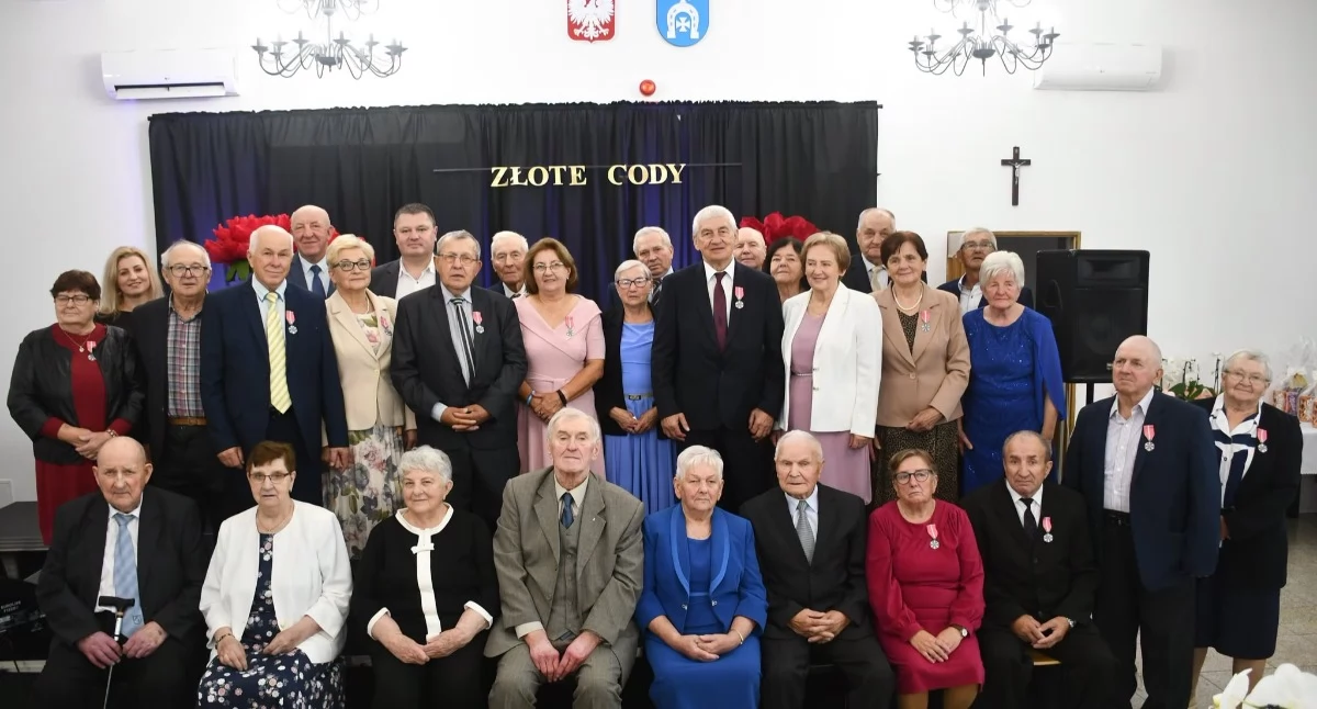 Fot. Gmina Krzywda /W gminie Krzywda jubileusze pożycia małżeńskiego świętowało w tym roku 18 par 12 obchodziło Złote Gody, a 6 Diamentowe. Podczas uroczystości wójt Wojciech Czerniec wręczył Medale za Długoletnie Pożycie Małżeńskie i złożył Jubilatom podziękowania oraz życzenia. Były też gratulacje od samorządowców i występ grup artystycznych z Gminnej Biblioteki Publicznej.