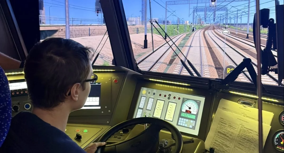 Modernizacja w rejonie stacji Warszawa Rembertów wpływa na ruch na linii R2 w stronę Łukowa. Widać prace przy budowie tunelu i przebudowie torów, a także organizację ruchu w czasie nocnych zamknięć. Są też informacje o zastępczych autobusach na odcinku Rembertów-Sulejówek Miłosna oraz o peronach tymczasowych i zmianach od 14 listopada.