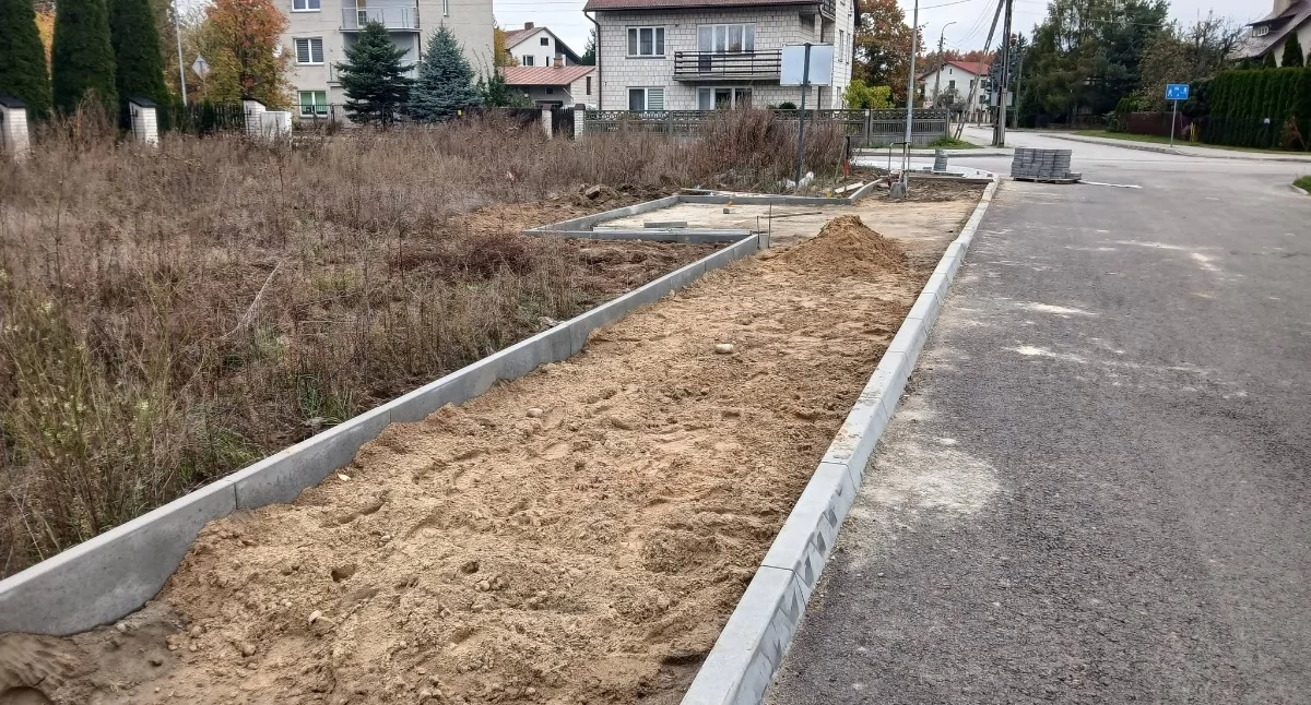 Inwestycje, Bezpieczniej estetyczniej Stoczku Łukowskim Powstaje chodnik - zdjęcie, fotografia