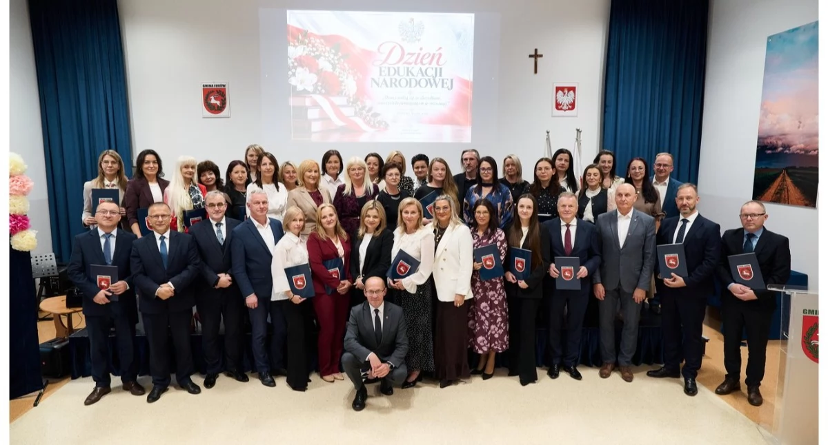 Podczas uroczystości z okazji Dnia Edukacji Narodowej w Gminie Łuków nagrodzono 38 pracowników oświaty za osiągnięcia w pracy dydaktycznej i wychowawczej. Wyróżnienia trafiły do dyrektorów oraz nauczycieli z gminnych szkół, przedszkola i żłobka. Gratulacje i życzenia złożyli przedstawiciele samorządu, a spotkanie uświetnił występ uczniów z Zespołu Szkół w Gołaszynie.