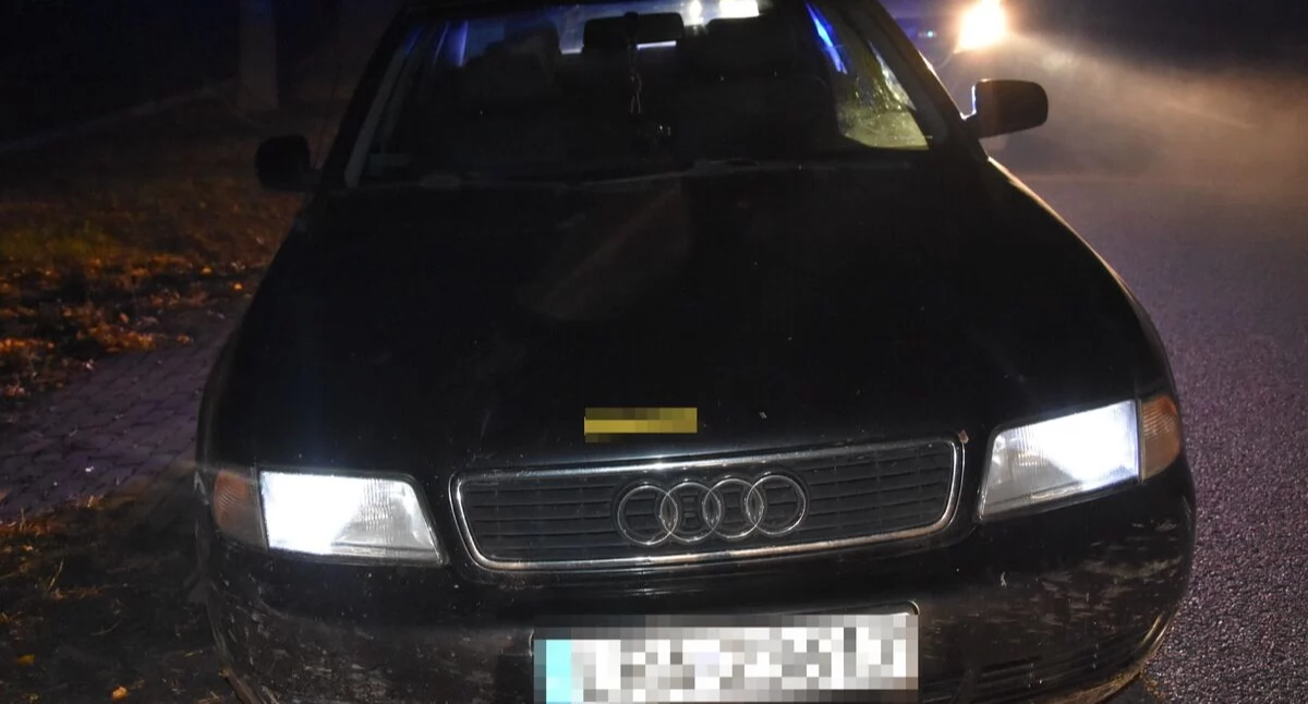 W sobotę po 2100 na ul. Lubelskiej w Radzyniu Podlaskim policjanci zatrzymali audi, które wyraźnie „myszkowało” po jezdni. Za kierownicą siedział 38 latek z gminy Wohyń. Badanie wykazało niemal 2 promile alkoholu, a mężczyzna nie miał uprawnień do kierowania. Auto odholowano na parking strzeżony. Grozi mu m.in. przepadek pojazdu i do 3 lat więzienia.
