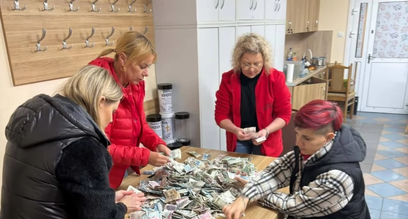 Rodzinno sportowy piknik charytatywny LKS Dwernicki Stoczek Łukowski zgromadził tłumy. Były stoiska Kół Gospodyń Wiejskich z domowymi wypiekami, pokazy motocykli, muzyka DJ i atrakcje dla całych rodzin. O bezpieczeństwo zadbały jednostki OSP, a w organizację włączyli się wolontariusze, szkoła, parafie i lokalne firmy. Finał zbiórki to 63 274,34 zł i 5 euro.