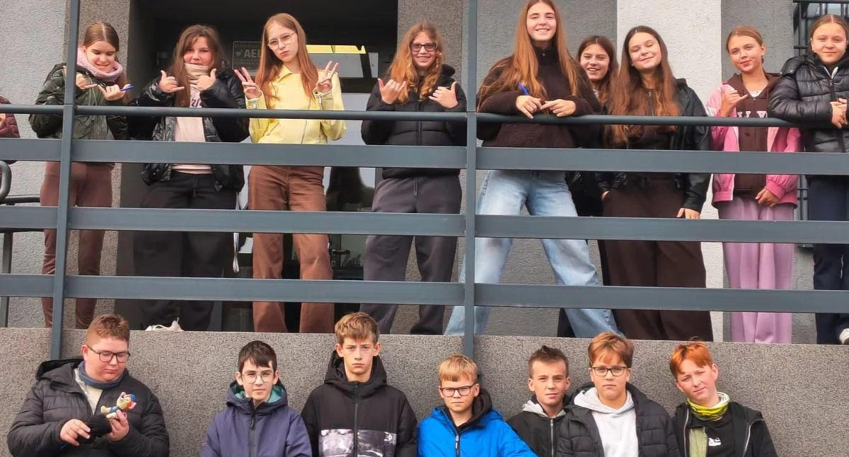 Szkolnictwo, Próba „dołka” policyjny radiowóz trudne pytania Nietypowa lekcja uczniów łukowskiej „Czwórki” - zdjęcie, fotografia