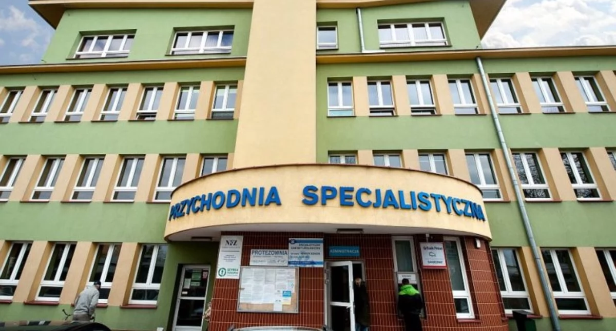Zamknięcie filii w Gręzówce wynika z powodów ekonomicznych i bardzo małej liczby pacjentów. Do lekarza jest tam zapisanych tylko 490 osób, a punkt działał jedynie trzy razy w tygodniu po 4 godziny. Opieka zostanie przeniesiona do przychodni w Łukowie przy Alejach Kościuszki, gdzie przyjmą ci sami lekarze. Dla osób starszych i niesamodzielnych możliwe będą wizyty domowe na zgłoszenie.