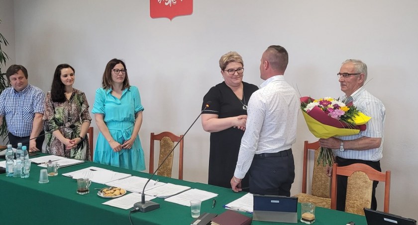 Radni wysłuchali szczegółowego sprawozdania dotyczącego wydatków związanych z realizacją funduszu sołeckiego na 2021. Zaplanowano łącznie 401 tys. 337 zł, a wydatkowano 393 tys. 321 zł, czyli ok. 98 proc.