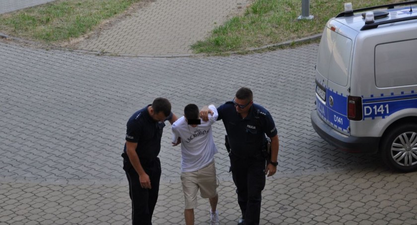Przestępczość, trakcie alkohol palili papierosy Oddali krzyż - zdjęcie, fotografia