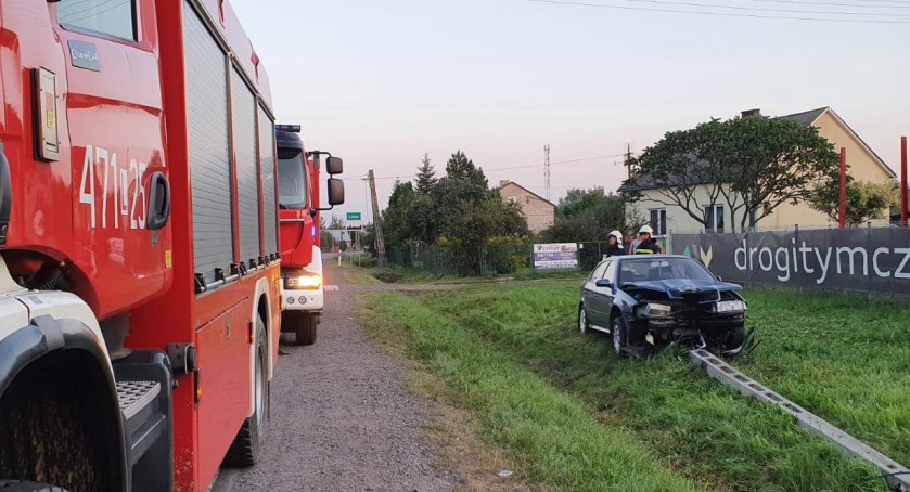 Wypadki, Wypadek Gołaszynie uderzyło słup Reanimacja kierowcy - zdjęcie, fotografia