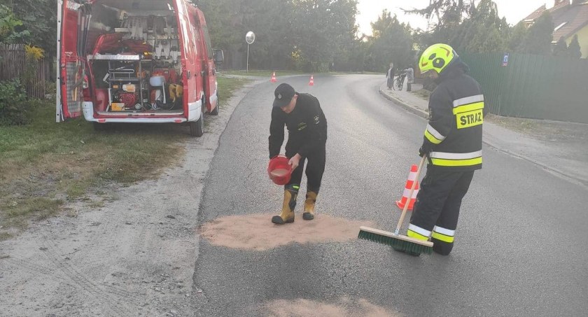 Straż Pożarna, plama Łazach! Pomogli strażacy - zdjęcie, fotografia